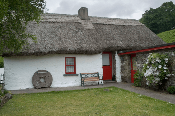 Galleria Ballinacourty Thatched Cottage