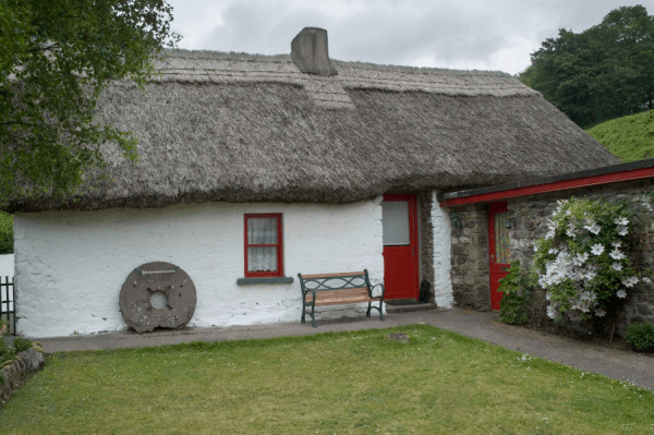 Galería de la cabaña con techo de paja de Ballinacourty